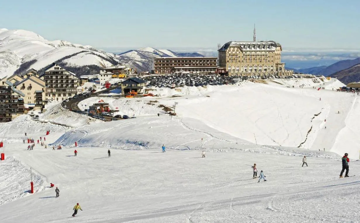 Saint-Aventin Plein Sud 아파트